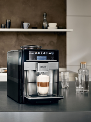 Kaffeevollautmat mit Latte Macchiato im Glas