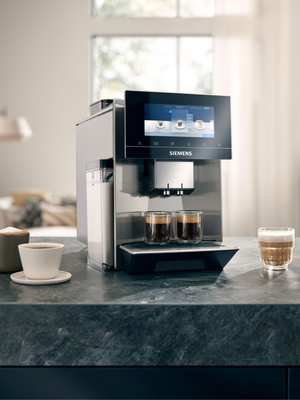 Kaffeevollaumat mit zwei Glastassen mit identischem F&uuml;llstand unter dem Kaffeeauslauf
