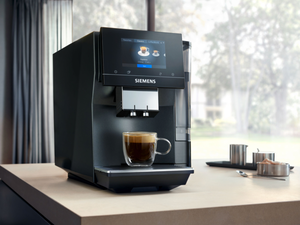 Kaffeevollautomat mit schwarzen Geh&auml;use-Elementen