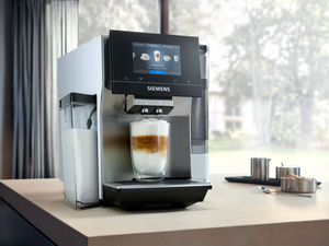 Kaffeevollautomat mit wei&szlig;en Geh&auml;use-Elementen