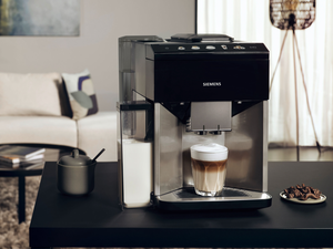 Kaffeevollautomat mit silbernen Geh&auml;use-Elementen