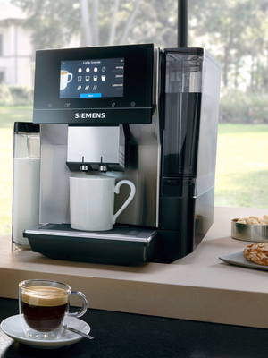 Kaffeevollautmat mit Espresso in einer gl&auml;sernen Tasse