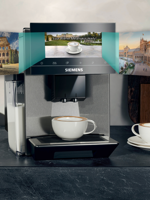 Kaffeevollautmat mit bef&uuml;llter Tasse und Hinweis im TFT-Displaye "Dein Wiener Melage ist fertig"