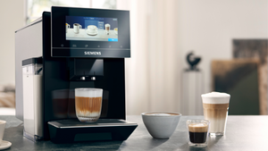Kaffeevollautomat mit schwarzen Geh&auml;use-Elementen