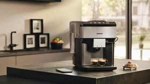             En Siemens EQ500 helautomatisk espressomaskin med to espressoer under dispenseren.           