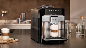             En nylaget Latte Macchiato under dispenseren til en EQ6 plus kaffemaskin.           