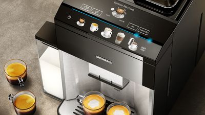 Siemens Coffeeworld - De Siemens EQ. espresso volautomaat met een handig coffeeSelect-scherm om dranken te selecteren