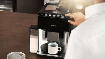 Siemens Kaffeewelt - Siemens Kaffeevollautomat mit Touch-Bedienfeld in einer Küche