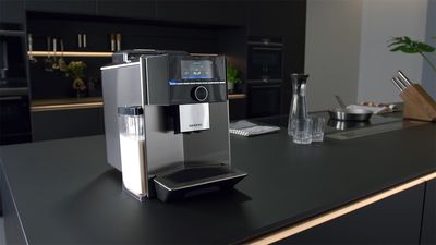 Elegante schwarze Design-Küche mit modernem Siemens Kaffeevollautomat.