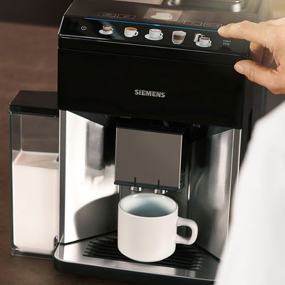 Die Siemens EQ.9 Kaffeemaschine steht in der Küche