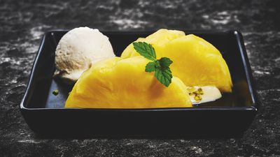 Fertig zubereitetes Sous-vide-Rezept für Ananas mit Marzipan-Cointreau-Marinade mit Pistazien.