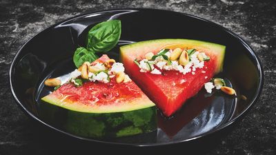 Fertig zubereitetes Sous-vide-Rezept für Wassermelone mit Feta.
