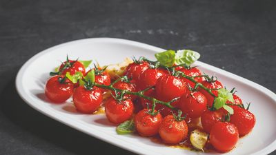 Fertig zubereitetes Sous-vide-Rezept für Tomatensalat-Vorspeise.