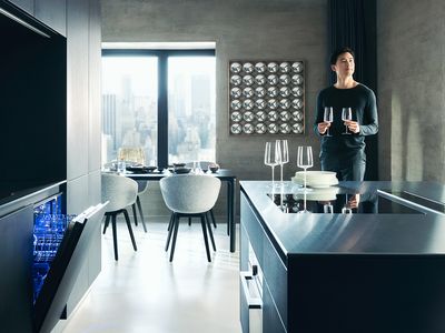 Link öffnet Inspirationsseite über Siemens Hausgeräte Design; ein Mann in einer modernen Küche