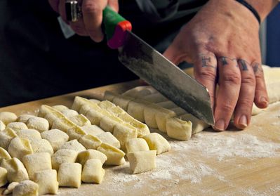 Gnocchi di patate con broccoli e funghi pioppini