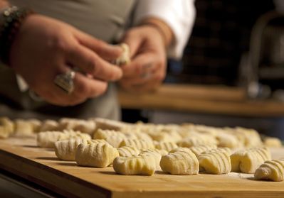 Gnocchi di patate con broccoli e funghi pioppini