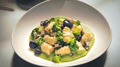 Gnocchi di patate con broccoli e funghi pioppini