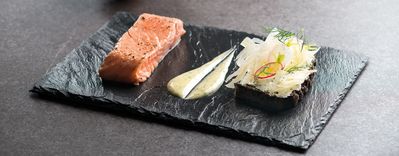 Salmone affumicato con pane danese, crema di formaggio e aneto