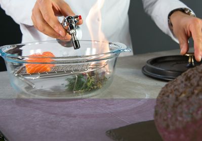 Salmone affumicato con pane danese, crema di formaggio e aneto