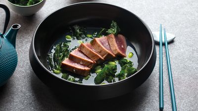 Tonno con edamame e brodo di alghe