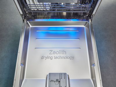 Ein geöffneter Siemens Geschirrspüler. Auf der Innenseite der Geschirrspüler Tür steht Zeolith drying technology.