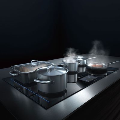 Induction hob with multiple pans on