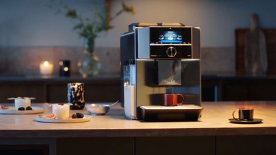 Siemensin hiljaisissa, täysautomaattisissa kahvikoneissa yhdistyvät maksimaalinen aromi ja tyylipuhdas muotoilu.