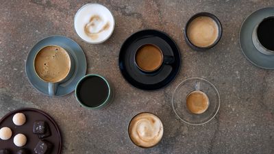 Flere kopper med forskellige kaffedrikke  blandt andet caffe latte, espresso og cappuccino.