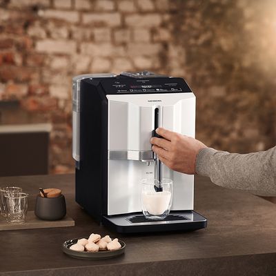 Culture café Siemens : la machine à café tout automatique Siemens EQ.300 s'adresse tant aux débutants qu'aux professionnels