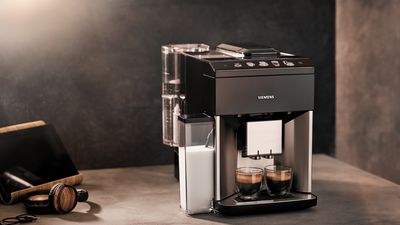 Siemens Kaffeewelt - Ein Siemens EQ.500 Kaffeevollautomat steht auf einem Tisch