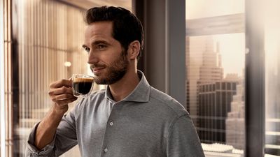 Siemens Kaffeewelt - Zwei frisch zubereitete Gläser Kaffee mit Milch aus dem EQ.500 Kaffeevollautomaten