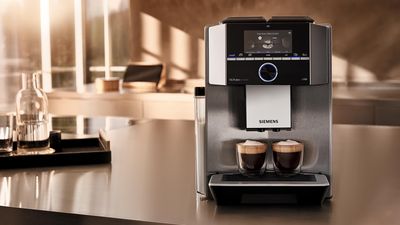 Siemens Coffee World - Una macchina da caffè completamente automatica Siemens EQ.9 in acciaio inossidabile