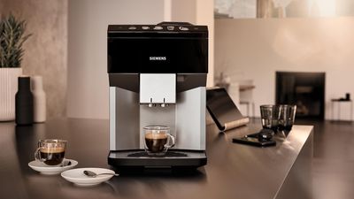 Siemens Coffee World - Una macchina da caffè completamente automatica Siemens EQ.500 su un tavolo.