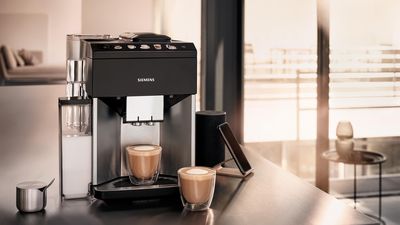 Elegante, schwarze Designerküche mit einem modernen Kaffeevollautomaten von Siemens.