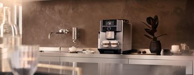 Stylische schwarze Küche mit einem hochwertigen Siemens Kaffeevollautomat ausgestattet.