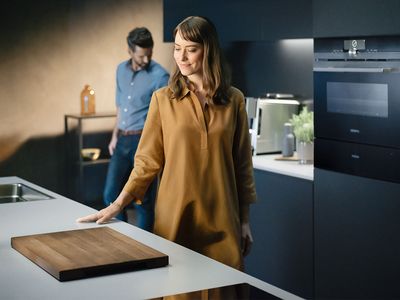 Couple choosing Siemens kitchen appliances