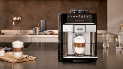 Siemens Kaffeevollautomat in eleganter Optik aus Edelstahl für erlesenen Kaffeegenuss Zuhause.