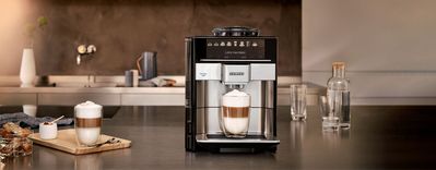 Siemens Kaffeevollautomat in eleganter Optik aus Edelstahl für erlesenen Kaffeegenuss Zuhause.