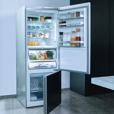 Une cave à vins sur le réfrigérateur multiportes Siemens iQ700