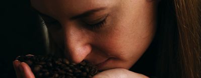 Siemens Social Hub&nbsp;: l'artiste Giulia Bernardelli sent des grains de caf&eacute; torr&eacute;fi&eacute;s