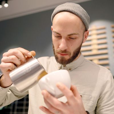 Siemens Social Hub Latte-Künstler Yuri Marschall giesst Milchschaum in eine Tasse