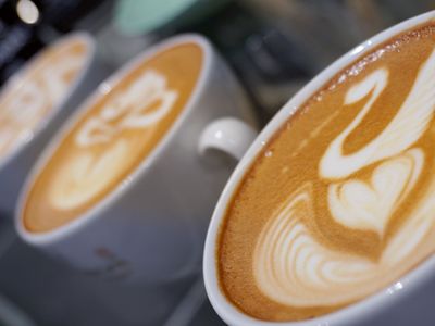 Siemens Social Hub – Einige Beispiele der Latte-Kunst: Tassen Kaffee mit Schwänen aus Milchschaum