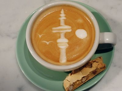 Siemens Social Hub – Beispiel von Latte-Kunst: Hamburger Fernsehturm aus Milchschaum