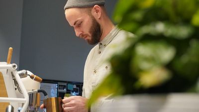 Siemens Social Hub-Latte Artist Yuri Marschall prepares milkfoam