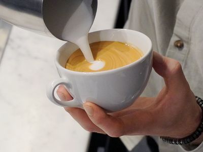Siemens Social Hub – Latte-Kunst-Tutorial: Eine Tasse wird mit Milchschaum gefüllt