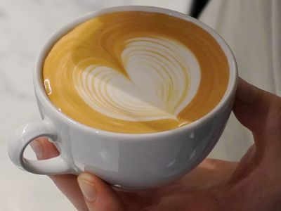 Siemens Social Hub-Latte Art Tutorial: a heart out of milk foam in a cup