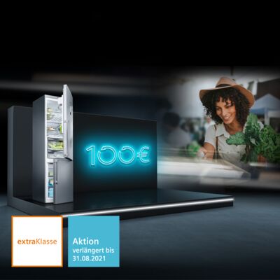 Offener K&uuml;hlschrank, leuchtende 100 und l&auml;chelnde Frau mit Schwarzkohl und Sellerie in der Hand