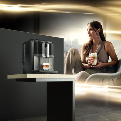 Неперевершений смак і легке керування з повністю автоматичною кавомашиною Siemens EQ.300