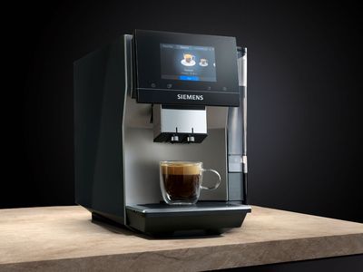Prohlédněte si elegantní design a intuitivní ovládání kávovaru Siemens EQ.700 Classic