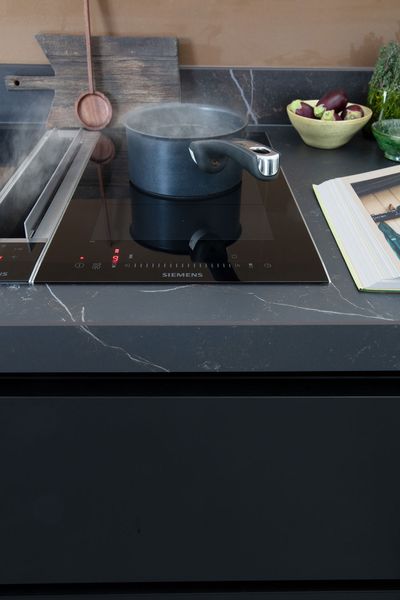 Cuisine contemporaine équipée iQ700 avec puits de lumière - Contemporain -  Cuisine - Angers - par Siemens Home France